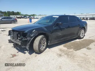 2018 Chrysler 300 S z VIN 2C3CCABG6JH222709, wystawiony jako Copart lot #52041445 z przebiegiem 145 578 mil mil oraz Szkoda całkowita • Salvage title. Historia ofert i sprzedaży dostępna na DreamBid. Obrazek 1.