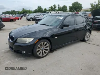 2011 BMW 3 Series 328i z VIN WBAPH7G54BNN02496, wystawiony jako Copart lot #60601785 z przebiegiem 156 459 mil mil oraz Czysty tytuł • Clean title. Historia ofert i sprzedaży dostępna na DreamBid. Obrazek 1.