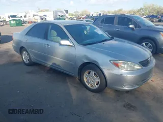 2002 Toyota Camry XLE z VIN 4T1BF30K52U520342, wystawiony jako IAAI lot #42068796 z przebiegiem 163 584 mil mil oraz . Historia ofert i sprzedaży dostępna na DreamBid. Obrazek 1.
