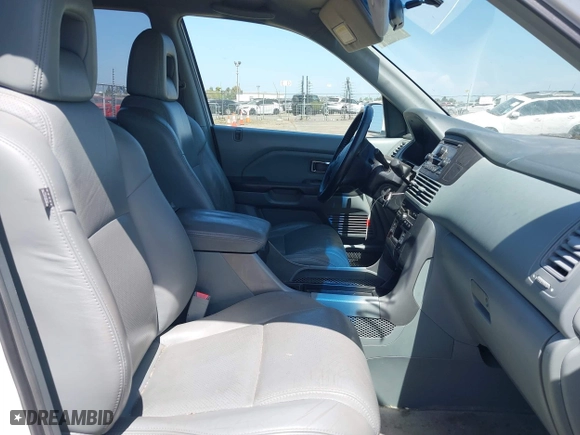 2004 Honda Pilot EX with VIN 2HKYF18514H614300, listed as a IAAI auction lot 42044675 with 251,963 mi miles. Bid and sale history available at carsss.com. Image 5.