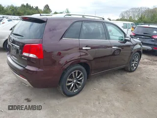 2013 Kia Sorento SX z VIN 5XYKW4A2XDG311577, wystawiony jako IAAI lot #42210698 z przebiegiem 152 599 mil mil oraz . Historia ofert i sprzedaży dostępna na DreamBid. Obrazek 4.