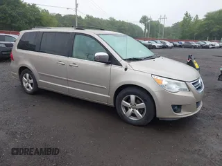 2009 Volkswagen Routan SEL Premium z VIN 2V8HW64X89R598857, wystawiony jako IAAI lot #42506464 z przebiegiem 131 709 mil mil oraz . Historia ofert i sprzedaży dostępna na DreamBid. Obrazek 1.