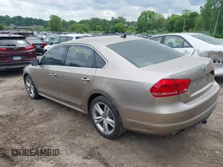 2015 Volkswagen Passat Sport z VIN 1VWBT7A34FC023206, wystawiony jako IAAI lot #42429741 z przebiegiem 119 079 mil mil oraz . Historia ofert i sprzedaży dostępna na DreamBid. Obrazek 3.