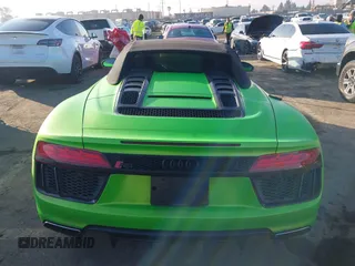 2017 Audi R8 z VIN WUAVACFX5H7903923, wystawiony jako IAAI lot #41348191 z przebiegiem 53 883 mil mil oraz . Historia ofert i sprzedaży dostępna na DreamBid. Obrazek 16.