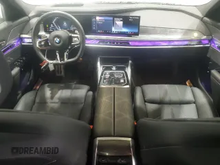 2024 BMW 7 Series 740i xDrive z VIN WBA33EH06RCS76214, wystawiony jako Copart lot #78085004 z przebiegiem 2 808 mil mil oraz Czysty tytuł • Clean title. Historia ofert i sprzedaży dostępna na DreamBid. Obrazek 8.