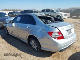 2012 Mercedes-Benz C 300 Sport z VIN WDDGF8BB6CA606174, wystawiony jako IAAI lot #41355411 z przebiegiem Nie podano mil oraz . Historia ofert i sprzedaży dostępna na DreamBid. Obrazek 3.