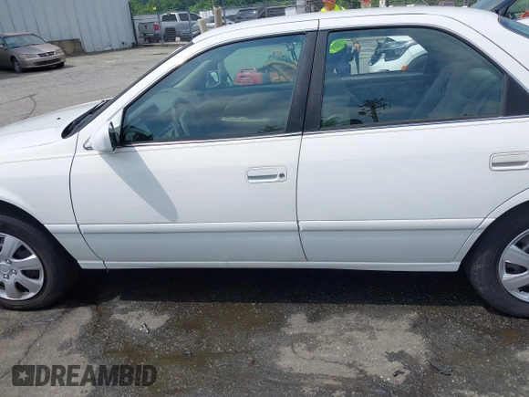 2001 Toyota Camry CE z VIN 4T1BG22KX1U767696, wystawiony jako IAAI lot #42271803 z przebiegiem 130 927 mil mil oraz . Historia ofert i sprzedaży dostępna na DreamBid. Obrazek 14.