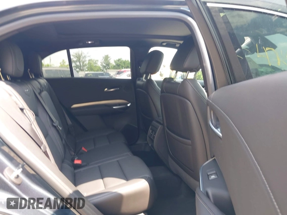 2019 Cadillac XT4 FWD Premium Luxury z VIN 1GYFZCR43KF143980, wystawiony jako IAAI lot #42472400 z przebiegiem 36 496 mil mil oraz . Historia ofert i sprzedaży dostępna na DreamBid. Obrazek 8.