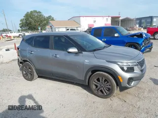 2021 Kia Seltos LX z VIN KNDEPCAAXM7136028, wystawiony jako IAAI lot #42070236 z przebiegiem 87 681 mil mil oraz . Historia ofert i sprzedaży dostępna na DreamBid. Obrazek 13.
