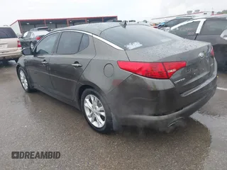 2013 Kia Optima EX z VIN 5XXGN4A79DG181719, wystawiony jako IAAI lot #42372478 z przebiegiem 166 410 mil mil oraz . Historia ofert i sprzedaży dostępna na DreamBid. Obrazek 3.