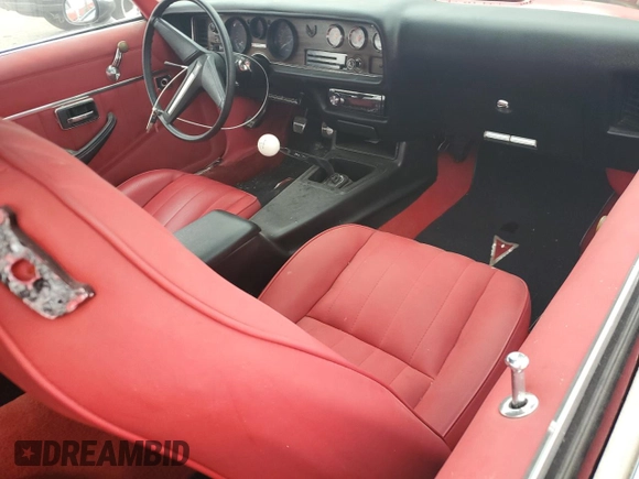 1981 Pontiac Firebird z VIN 1G2AS87A4BN117926, wystawiony jako Copart lot #63220014 z przebiegiem 54 759 mil mil oraz Czysty tytuł • Clean title. Historia ofert i sprzedaży dostępna na DreamBid. Obrazek 8.