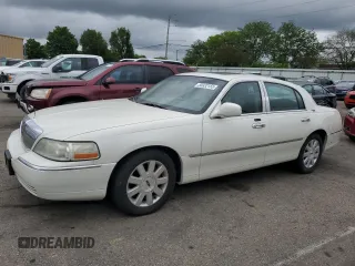 2005 Lincoln Town Car Signature Limited z VIN 1LNHM82W25Y651240, wystawiony jako Copart lot #55932155 z przebiegiem 118 337 mil mil oraz Szkoda całkowita • Salvage title. Historia ofert i sprzedaży dostępna na DreamBid. Obrazek 1.