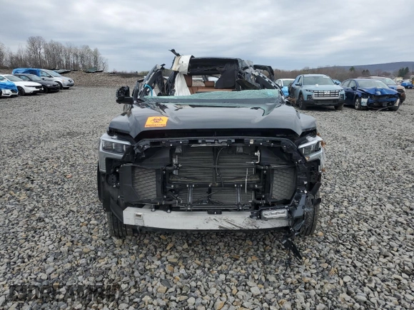 2024 Toyota Tundra 1794 Edition z VIN 5TFMA5DB4RX185682, wystawiony jako Copart lot #52884035 z przebiegiem Nie podano mil oraz Szkoda całkowita • Salvage title. Historia ofert i sprzedaży dostępna na DreamBid. Obrazek 5.