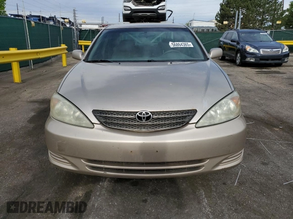 2002 Toyota Camry LE z VIN 4T1BE32K92U524457, wystawiony jako Copart lot #56864365 z przebiegiem 274 760 mil mil oraz Czysty tytuł • Clean title. Historia ofert i sprzedaży dostępna na DreamBid. Obrazek 5.