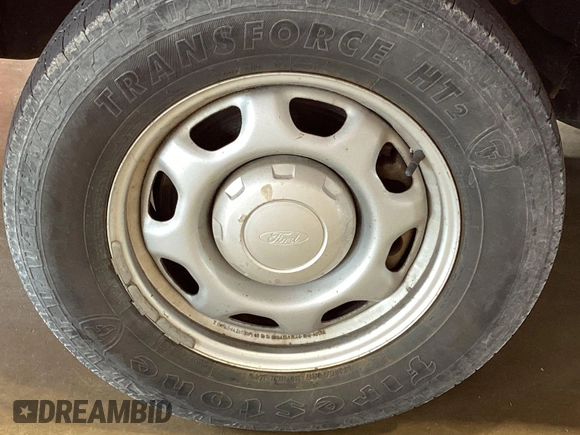 2019 Ford F-150 XL z VIN 1FTMF1CB0KKD36063, wystawiony jako IAAI lot #42459469 z przebiegiem 104 067 mil mil oraz . Historia ofert i sprzedaży dostępna na DreamBid. Obrazek 4.