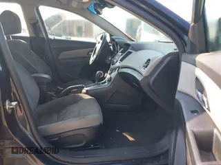 2014 Chevrolet Cruze 1LT z VIN 1G1PC5SB5E7245983, wystawiony jako IAAI lot #42552033 z przebiegiem 168 310 mil mil oraz . Historia ofert i sprzedaży dostępna na DreamBid. Obrazek 5.