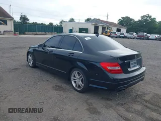 2014 Mercedes-Benz C-Class C 300 Sport with VIN WDDGF8AB5ER318846, listed as a IAAI auction lot 40087045 with 999,999 mi miles. Bid and sale history available at carsss.com. Image 3.