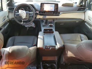 2024 Toyota Sienna Platinum z VIN 5TDESKFC8RS128364, wystawiony jako Copart lot #77888984 z przebiegiem 10 929 mil mil oraz Szkoda całkowita • Salvage title. Historia ofert i sprzedaży dostępna na DreamBid. Obrazek 8.
