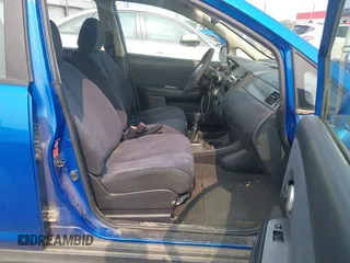 2007 Nissan Versa S z VIN 3N1BC13E87L367967, wystawiony jako IAAI lot #42412791 z przebiegiem 239 800 mil mil oraz . Historia ofert i sprzedaży dostępna na DreamBid. Obrazek 5.