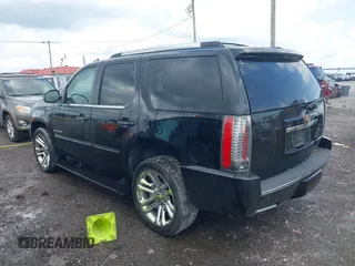 2013 Cadillac Escalade Premium z VIN 1GYS3CEF1DR346987, wystawiony jako IAAI lot #42312672 z przebiegiem 212 198 mil mil oraz . Historia ofert i sprzedaży dostępna na DreamBid. Obrazek 14.