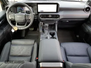 2024 Toyota Land Cruiser z VIN JTEABFAJ8RK010961, wystawiony jako Copart lot #45733885 z przebiegiem 3 013 mil mil oraz Szkoda całkowita • Salvage title. Historia ofert i sprzedaży dostępna na DreamBid. Obrazek 8.