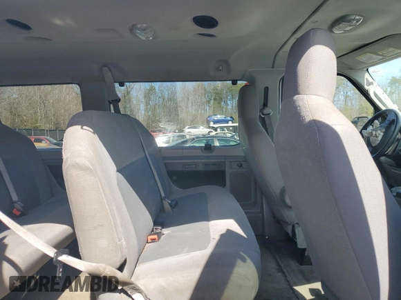 2014 Ford Econoline Passenger XL z VIN 1FBNE3BL3EDA08209, wystawiony jako Copart lot #46532505 z przebiegiem 136 444 mil mil oraz Szkody całkowita. Historia ofert i sprzedaży dostępna na DreamBid. Obrazek 11.