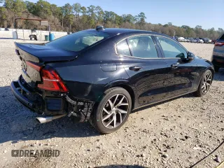 2020 Volvo S60 Momentum with VIN 7JR102FK7LG044261, listed as a Copart auction lot 39734123 with 32,487 mi miles. Bid and sale history available at carsss.com. Image 3.