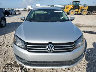 2014 Volkswagen Passat S z VIN 1VWAS7A39EC046865, wystawiony jako Copart lot #58449995 z przebiegiem 122 630 mil mil oraz Czysty tytuł • Clean title. Historia ofert i sprzedaży dostępna na DreamBid. Obrazek 5.