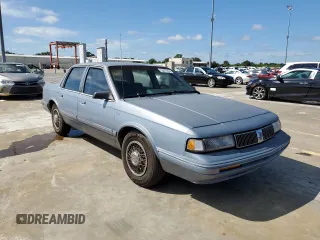 1996 Oldsmobile Cutlass Ciera 1SA VX5 z VIN 1G3AJ55M3T6326130, wystawiony jako Copart lot #73877264 z przebiegiem 74 073 mil mil oraz Szkody całkowita. Historia ofert i sprzedaży dostępna na DreamBid. Obrazek 4.