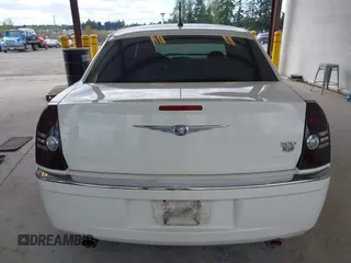 2008 Chrysler 300 C Hemi z VIN 2C3KA63HX8H208103, wystawiony jako IAAI lot #42082674 z przebiegiem 111 025 mil mil oraz . Historia ofert i sprzedaży dostępna na DreamBid. Obrazek 16.