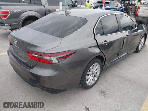 2023 Toyota Camry LE z VIN 4T1R11AK1PU169839, wystawiony jako IAAI lot #42140135 z przebiegiem 10 808 mil mil oraz . Historia ofert i sprzedaży dostępna na DreamBid. Obrazek 4.