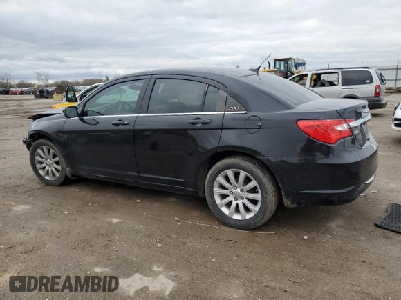 2013 Chrysler 200 Touring z VIN 1C3CCBBG7DN608198, wystawiony jako Copart lot #47778865 z przebiegiem 152 026 mil mil oraz Szkoda całkowita • Salvage title. Historia ofert i sprzedaży dostępna na DreamBid. Obrazek 2.