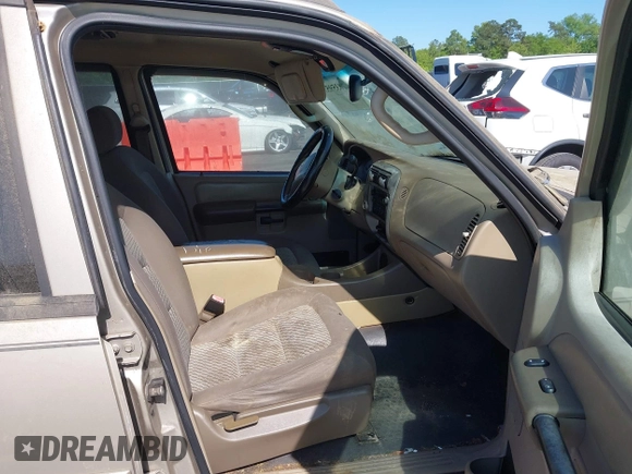 2004 Ford Explorer Sport Trac XLS z VIN 1FMZU67K24UA66100, wystawiony jako IAAI lot #42035953 z przebiegiem 217 105 mil mil oraz . Historia ofert i sprzedaży dostępna na DreamBid. Obrazek 5.