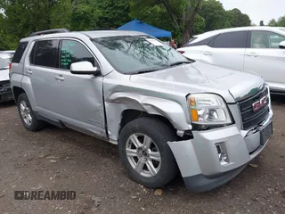 2015 GMC Terrain SLE z VIN 2GKFLWEK8F6370874, wystawiony jako IAAI lot #42381302 z przebiegiem 104 348 mil mil oraz . Historia ofert i sprzedaży dostępna na DreamBid. Obrazek 1.