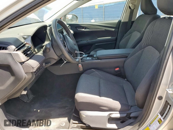2025 Toyota Camry LE z VIN 4T1DAACKXSU033239, wystawiony jako Copart lot #58013215 z przebiegiem 17 008 mil mil oraz Czysty tytuł • Clean title. Historia ofert i sprzedaży dostępna na DreamBid. Obrazek 7.