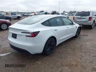 2025 Tesla Model 3 Long Range z VIN 5YJ3E1EB9SF904223, wystawiony jako IAAI lot #41611201 z przebiegiem 690 mil mil oraz . Historia ofert i sprzedaży dostępna na DreamBid. Obrazek 4.