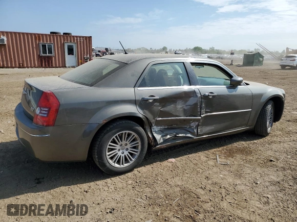 2008 Chrysler 300 Touring z VIN 2C3KA53G48H105566, wystawiony jako Copart lot #56949195 z przebiegiem 89 630 mil mil oraz Szkoda całkowita • Salvage title. Historia ofert i sprzedaży dostępna na DreamBid. Obrazek 3.