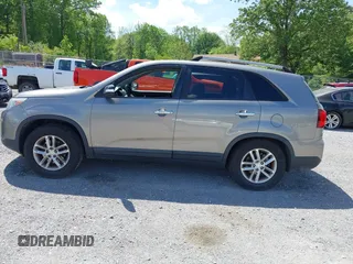 2015 Kia Sorento LX z VIN 5XYKTCA67FG654369, wystawiony jako IAAI lot #42172966 z przebiegiem 170 958 mil mil oraz . Historia ofert i sprzedaży dostępna na DreamBid. Obrazek 15.