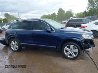 2011 Volkswagen Touareg Sport z VIN WVGFF9BP0BD002958, wystawiony jako IAAI lot #42281009 z przebiegiem 147 801 mil mil oraz . Historia ofert i sprzedaży dostępna na DreamBid. Obrazek 14.
