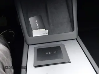 2025 Tesla Model 3 Long Range z VIN 5YJ3E1EA0SF906935, wystawiony jako IAAI lot #41915554 z przebiegiem 1 715 mil mil oraz . Historia ofert i sprzedaży dostępna na DreamBid. Obrazek 11.
