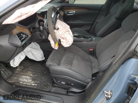 2022 Audi e-tron GT Premium Plus z VIN WAUFJBFW2N7008708, wystawiony jako Copart lot #47915324 z przebiegiem 27 193 mil mil oraz . Historia ofert i sprzedaży dostępna na DreamBid. Obrazek 7.