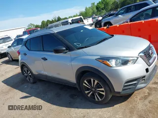 2019 Nissan Kicks S z VIN 3N1CP5CU5KL518974, wystawiony jako IAAI lot #42117317 z przebiegiem 88 001 mil mil oraz . Historia ofert i sprzedaży dostępna na DreamBid. Obrazek 12.
