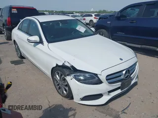 2017 Mercedes-Benz C 300 z VIN 55SWF4JB2HU202317, wystawiony jako IAAI lot #42025218 z przebiegiem 72 923 mil mil oraz . Historia ofert i sprzedaży dostępna na DreamBid. Obrazek 1.