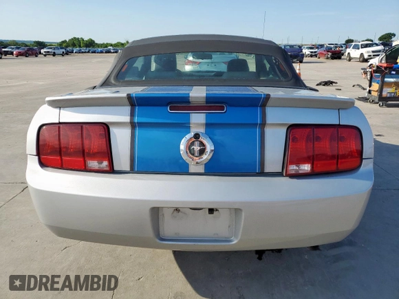 2008 Ford Mustang Deluxe z VIN 1ZVHT84NX85201463, wystawiony jako Copart lot #55823485 z przebiegiem 197 944 mil mil oraz Czysty tytuł • Clean title. Historia ofert i sprzedaży dostępna na DreamBid. Obrazek 6.