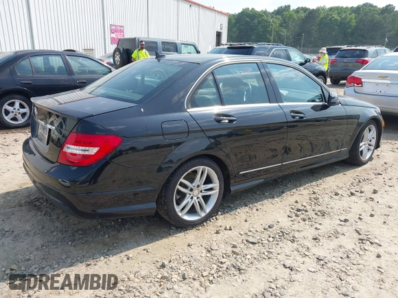 2013 Mercedes-Benz C 250 Sport z VIN WDDGF4HB8DR267856, wystawiony jako IAAI lot #42385425 z przebiegiem 116 580 mil mil oraz . Historia ofert i sprzedaży dostępna na DreamBid. Obrazek 4.