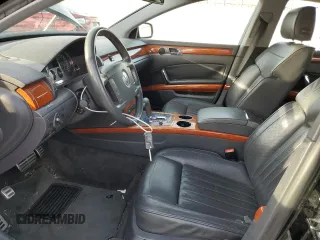 2006 Volkswagen Phaeton z VIN WVWAF03D268002733, wystawiony jako Copart lot #44980475 z przebiegiem 90 539 mil mil oraz Czysty tytuł • Clean title. Historia ofert i sprzedaży dostępna na DreamBid. Obrazek 7.