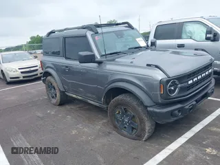 2023 Ford Bronco z VIN 1FMDE5CH8PLB04693, wystawiony jako IAAI lot #42524166 z przebiegiem 40 582 mil mil oraz . Historia ofert i sprzedaży dostępna na DreamBid. Obrazek 1.