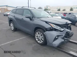 2024 Toyota Highlander LE z VIN 5TDKDRAH7RS534256, wystawiony jako IAAI lot #41609608 z przebiegiem 6 255 mil mil oraz . Historia ofert i sprzedaży dostępna na DreamBid. Obrazek 1.