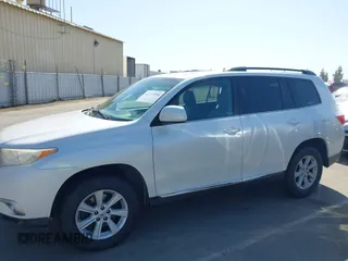 2013 Toyota Highlander z VIN 5TDZK3EH7DS127798, wystawiony jako IAAI lot #42372808 z przebiegiem 176 190 mil mil oraz . Historia ofert i sprzedaży dostępna na DreamBid. Obrazek 14.