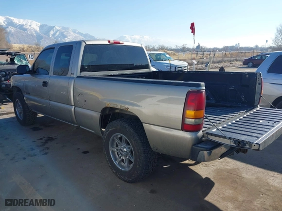 2000 Chevrolet Silverado 1500 LT with VIN 1GCEK19T2YE366690, listed as a IAAI auction lot 41419384 with 266,873 mi miles. Bid and sale history available at carsss.com. Image 3.